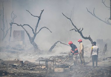 27 Nisan 2025 'te Yeni Delhi, Hindistan' da Rohini, Sektör 17 yakınlarındaki bir varoşta Jhuggi Kümesi 'nde büyük bir yangın görüldü.. 