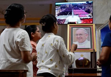 MUMBAI, INDIA - 26 Nisan - ellerinde tespihlerle, Fatima Kilisesi Hristiyan cemaati, Papa Francis 'e dua ediyor, canlı yayında St. Peter Meydanı' nda son görevlerini yerine getirmek için toplanan binlerce kişi gibi.