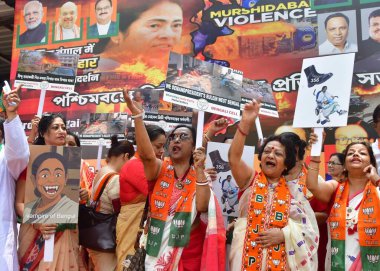 MUMBAI, INDIA - 26 Nisan 2025 'te Hindistan, Mumbai' de BJP ofisinde Hindu soykırımına karşı Bengal hücresi bir protesto düzenledi.. 