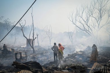 27 Nisan 2025 'te Yeni Delhi, Hindistan' da Rohini, Sektör 17 yakınlarındaki bir varoşta Jhuggi Kümesi 'nde büyük bir yangın görüldü.. 