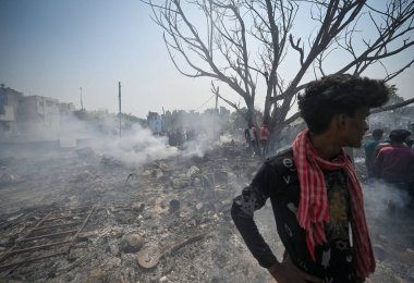 27 Nisan 2025 'te Yeni Delhi, Hindistan' da Rohini, Sektör 17 yakınlarındaki bir varoşta Jhuggi Kümesi 'nde büyük bir yangın görüldü.. 