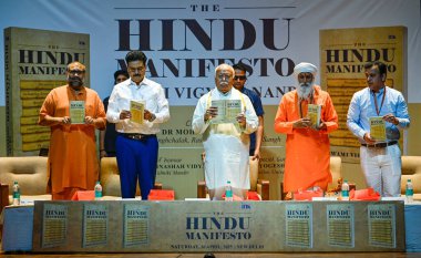 NEW DELHI, INDIA - 26 APRIL: Rashtriya Swayamsevak Sangh (RSS) Şefi Mohan Bhagwat ve Swami Vigyananand ve DU VC prof Yogesh Singh, Swami Krishnashah vidyarthi, praveen tiwari 'nin' Hindu Manifestoi 'kitabının tanıtımı sırasında 