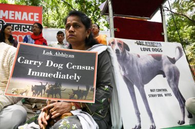 NEW DELHI, INDIA - 27 Nisan: RWA / STK temsilcileri, 27 Nisan 2025 'te Hindistan' ın Yeni Delhi kentinde, Jantar Mantar 'da sokak köpeği ısırığı vakalarının arttığını vurgulayan, yetkililerden daha güçlü eylem çağrısında bulunan bir Dharna protestosu düzenledi.. 