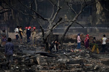 27 Nisan 2025 'te Yeni Delhi, Hindistan' da Rohini, Sektör 17 'nin yakınlarındaki bir varoşta Jhuggi Kümesi' nde büyük bir yangın görüldü.. 