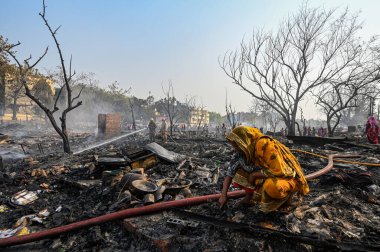 27 Nisan 2025 'te Yeni Delhi, Hindistan' da Rohini, Sektör 17 'nin yakınlarındaki bir varoşta Jhuggi Kümesi' nde büyük bir yangın görüldü.. 