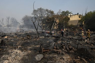 27 Nisan 2025 'te Yeni Delhi, Hindistan' da Rohini, Sektör 17 'nin yakınlarındaki bir varoşta Jhuggi Kümesi' nde büyük bir yangın görüldü.. 