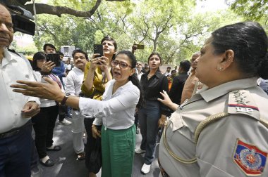 NEW DELHI, INDIA - 27 Nisan: Köpek severler, 27 Nisan 2025 'te Jantar Mantar' da, BJP lideri Vijay Goel 'in dharna protestosu sırasında sokak köpeği ısırığı olaylarının arttığını vurgulayarak, yetkililerden daha güçlü bir eylem çağrısında bulundu. 