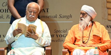 NEW DELHI, INDIA - 26 APRIL: Rashtriya Swayamsevak Sangh (RSS) Şefi Mohan Bhagwat ve Swami Vigyananand ve DU VC prof Yogesh Singh, Swami Krishnashah vidyarthi, praveen tiwari 'nin' Hindu Manifestoi 'kitabının tanıtımı sırasında 