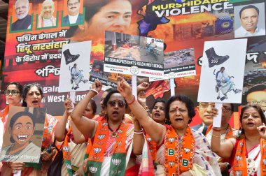 MUMBAI, INDIA - 26 Nisan 2025 'te Hindistan, Mumbai' de BJP ofisinde Hindu soykırımına karşı Bengal hücresi bir protesto düzenledi.. 