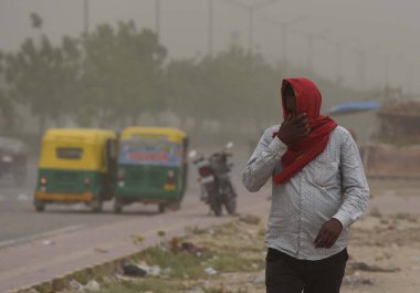 26 Nisan 2025 'te Hindistan' ın Gurugram kentindeki Rama Garden yakınlarındaki 37. bölgede bir toz fırtınasının ortasında. 