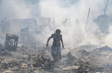 27 Nisan 2025 'te Yeni Delhi, Hindistan' da Rohini, Sektör 17 yakınlarındaki bir varoşta Jhuggi Kümesi 'nde büyük bir yangın görüldü.. 