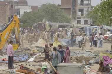 Gaziabad polis idaresi, 26 Nisan 2025 'te Hindistan' ın Gaziabad kentinde, Dasna mahkemesinin emriyle 36 büyük çaplı araziyi yasadışı işgalden kaldırdı.. 