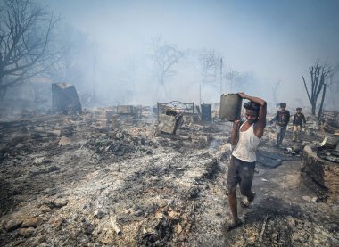 27 Nisan 2025 'te Yeni Delhi, Hindistan' da Rohini, Sektör 17 yakınlarındaki bir varoşta Jhuggi Kümesi 'nde büyük bir yangın görüldü.. 