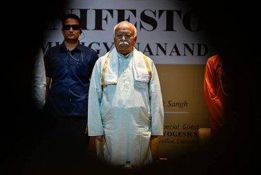Rashtriya Swayamsevak Sangh (RSS) Şefi Mohan Bhagwat, Swami Vigyananand 'ın 26 Nisan 2025 tarihinde Hindistan' ın Yeni Delhi kentinde bulunan Başbakanlık Müzesi 'nde yazdığı' Hindu Manifesto 'adlı kitabın tanıtımı sırasında.