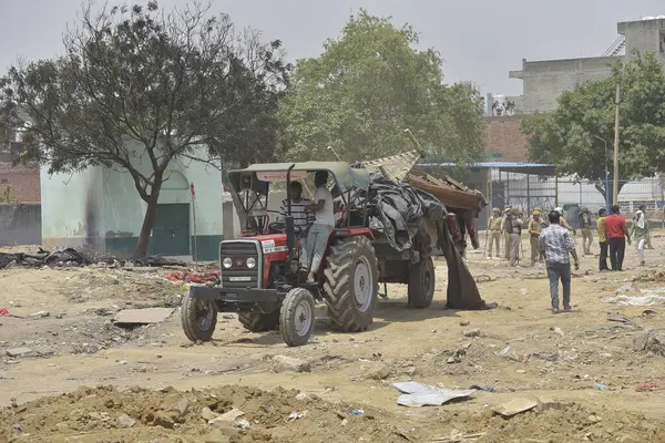 Gaziabad polis idaresi, 26 Nisan 2025 'te Hindistan' ın Gaziabad kentinde, Dasna mahkemesinin emriyle 36 büyük çaplı araziyi yasadışı işgalden kaldırdı.. 