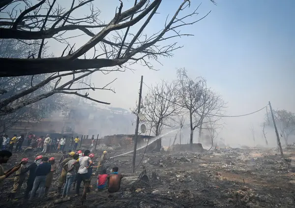 27 Nisan 2025 'te Yeni Delhi, Hindistan' da Rohini, Sektör 17 yakınlarındaki bir varoşta Jhuggi Kümesi 'nde büyük bir yangın görüldü.. 