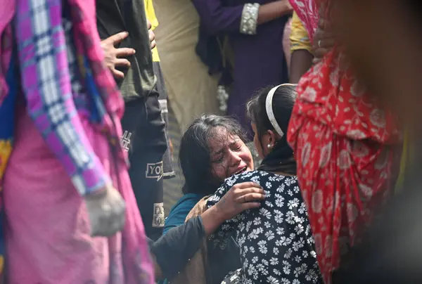 17. Bölge, Rohini yakınlarındaki bir gecekondu mahallesinde 27 Nisan 2025 'te Yeni Delhi, Hindistan' da meydana gelen büyük bir yangının ardından yanan çocuklar ailesi yas tutuyor.. 