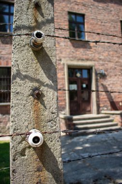 Auschwitz 'teki dikenli teller kampın baskıcı yapısının önemli bir parçasıydı. Bu yüksek, elektrikli çitler, genellikle çift katmanlı, kaçışı önlemek için kampı kuşattı..