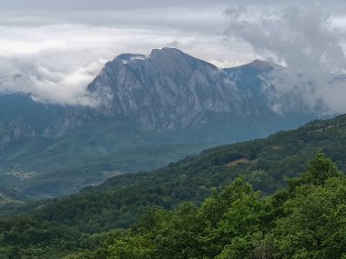 Bosna-Hersek-Bosna-Hersek manzarası dağlık arazi ve çok sayıda nehirle karakterize ediliyor. Ayrıca birçok ulusal parkı da vardır..