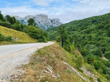 Bosna-Hersek-Bosna-Hersek manzarası dağlık arazi ve çok sayıda nehirle karakterize ediliyor. Ayrıca birçok ulusal parkı da vardır..