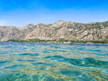 Karadağ 'da Manzara Manzarası. Adriyatik Denizi ile engebeli dağlar arasında yer alan Karadağ, antik tarih, pitoresk kıyı kasabaları ve nefes kesen ulusal parkların bir karışımını sunuyor.