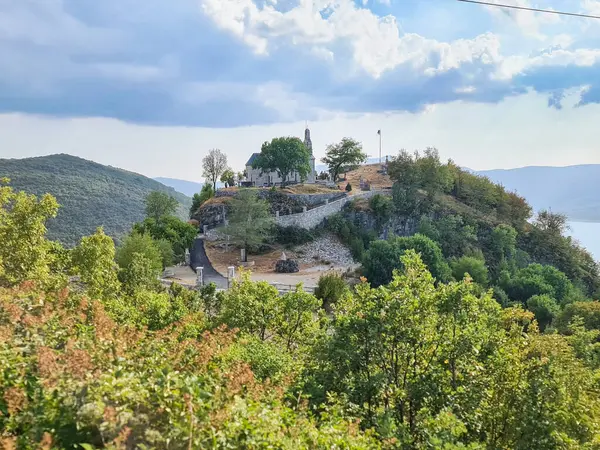 Karadağ 'da Manzara Manzarası. Adriyatik Denizi ile engebeli dağlar arasında yer alan Karadağ, antik tarih, pitoresk kıyı kasabaları ve nefes kesen ulusal parkların bir karışımını sunuyor.