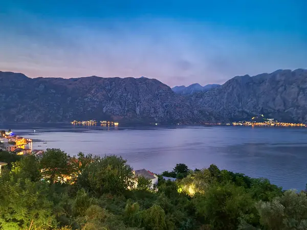 Karadağ 'da Manzara Manzarası. Adriyatik Denizi ile engebeli dağlar arasında yer alan Karadağ, antik tarih, pitoresk kıyı kasabaları ve nefes kesen ulusal parkların bir karışımını sunuyor.