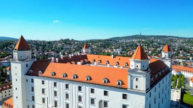 Bratislava, Slovakya 'daki Bratislava Kalesinin Hava Aracı Fotoğrafı.