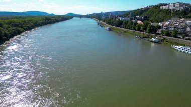 Bratislava, Slovakya 'daki en çok SNP' ye yakın Tuna Nehri 'nin hava görüntüsü.