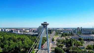 Çoğu SNP-UFO köprüsünün insansız hava aracı fotoğrafı. Bu tarihi köprü Tuna Nehri 'ni geçer ve şehrin panoramik manzarasını sunan fütüristik tasarımı ve UFO şekilli gözlem güvertesiyle dikkat çekicidir..