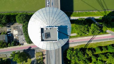 Çoğu SNP-UFO köprüsünün insansız hava aracı fotoğrafı. Bu tarihi köprü Tuna Nehri 'ni geçer ve şehrin panoramik manzarasını sunan fütüristik tasarımı ve UFO şekilli gözlem güvertesiyle dikkat çekicidir..