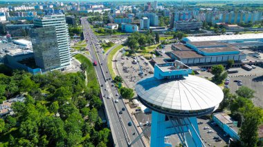 Çoğu SNP-UFO köprüsünün insansız hava aracı fotoğrafı. Bu tarihi köprü Tuna Nehri 'ni geçer ve şehrin panoramik manzarasını sunan fütüristik tasarımı ve UFO şekilli gözlem güvertesiyle dikkat çekicidir..