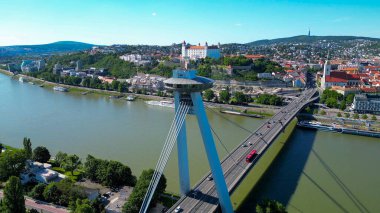 Çoğu SNP-UFO köprüsünün insansız hava aracı fotoğrafı. Bu tarihi köprü Tuna Nehri 'ni geçer ve şehrin panoramik manzarasını sunan fütüristik tasarımı ve UFO şekilli gözlem güvertesiyle dikkat çekicidir..