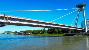 Çoğu SNP-UFO köprüsünün insansız hava aracı fotoğrafı. Bu tarihi köprü Tuna Nehri 'ni geçer ve şehrin panoramik manzarasını sunan fütüristik tasarımı ve UFO şekilli gözlem güvertesiyle dikkat çekicidir..