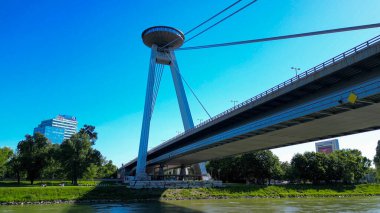 Çoğu SNP-UFO köprüsünün insansız hava aracı fotoğrafı. Bu tarihi köprü Tuna Nehri 'ni geçer ve şehrin panoramik manzarasını sunan fütüristik tasarımı ve UFO şekilli gözlem güvertesiyle dikkat çekicidir..
