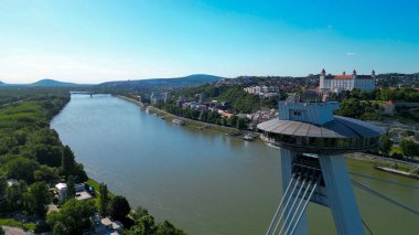 Çoğu SNP-UFO köprüsünün insansız hava aracı fotoğrafı. Bu tarihi köprü Tuna Nehri 'ni geçer ve şehrin panoramik manzarasını sunan fütüristik tasarımı ve UFO şekilli gözlem güvertesiyle dikkat çekicidir..