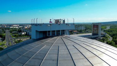 Çoğu SNP-UFO köprüsünün insansız hava aracı fotoğrafı. Bu tarihi köprü Tuna Nehri 'ni geçer ve şehrin panoramik manzarasını sunan fütüristik tasarımı ve UFO şekilli gözlem güvertesiyle dikkat çekicidir..