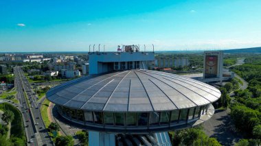 Çoğu SNP-UFO köprüsünün insansız hava aracı fotoğrafı. Bu tarihi köprü Tuna Nehri 'ni geçer ve şehrin panoramik manzarasını sunan fütüristik tasarımı ve UFO şekilli gözlem güvertesiyle dikkat çekicidir..