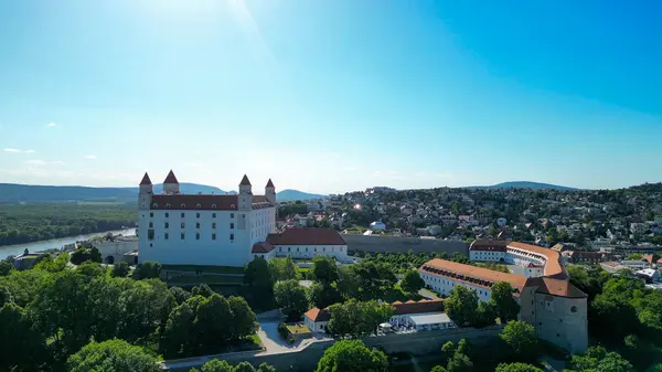 Bratislava, Slovakya 'daki Bratislava Kalesinin Hava Aracı Fotoğrafı.