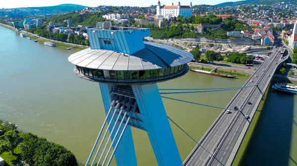 Çoğu SNP-UFO köprüsünün insansız hava aracı fotoğrafı. Bu tarihi köprü Tuna Nehri 'ni geçer ve şehrin panoramik manzarasını sunan fütüristik tasarımı ve UFO şekilli gözlem güvertesiyle dikkat çekicidir..