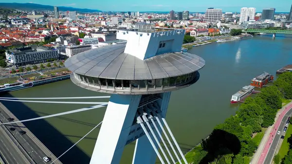 Çoğu SNP-UFO köprüsünün insansız hava aracı fotoğrafı. Bu tarihi köprü Tuna Nehri 'ni geçer ve şehrin panoramik manzarasını sunan fütüristik tasarımı ve UFO şekilli gözlem güvertesiyle dikkat çekicidir..