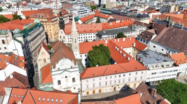 Fransisken Kilisesi 'nin hava aracı fotoğrafı. Duyuru ve Bratislava Eski Kasabası..
