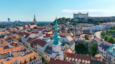 Bratislava Eski Kasabası, St. Martin Katedrali, En Çok SNP-UFO Köprüsü ve Bratislava Kalesi 'ni gösteren St. Michael Kapısı' ndan Ariel insansız hava aracı fotoğrafı. Bunların hepsi Bratislava, Slovakya 'daki tarihi yerler..