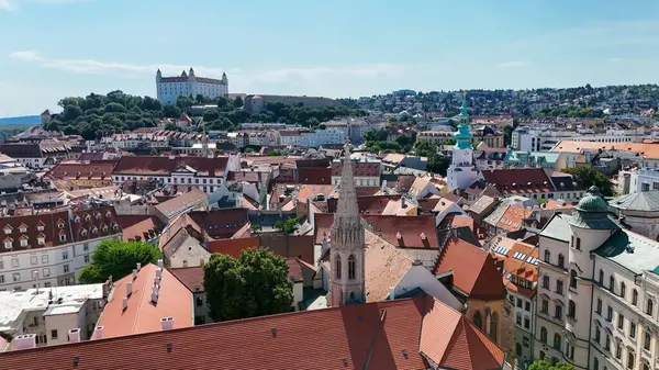 Fransisken Annunciation ve Bratislava Eski Kasabası Kilisesi 'nin insansız hava aracı fotoğrafı. Fotoğraf ayrıca St. Michael' s Gate, St. Martin Katedrali ve Bratislava Kalesi 'ni de gösteriyor..