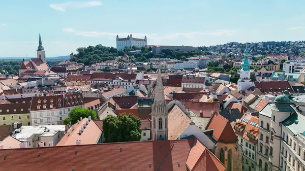 Fransisken Annunciation ve Bratislava Eski Kasabası Kilisesi 'nin insansız hava aracı fotoğrafı. Fotoğraf ayrıca St. Michael' s Gate, St. Martin Katedrali ve Bratislava Kalesi 'ni de gösteriyor..