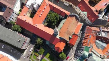 Franciscan Kilisesi ve Bratislava Eski Kasabası 'nın insansız hava aracı videosu. Fransisken Kilisesi, diğer adıyla Fransisken Anonsu Kilisesi Bratislava 'daki en eski ve en önemli dini binalardan biridir.. 