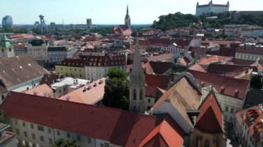 Franciscan Kilisesi ve Bratislava Eski Kasabası 'nın insansız hava aracı videosu. Fransisken Kilisesi, diğer adıyla Fransisken Anonsu Kilisesi Bratislava 'daki en eski ve en önemli dini binalardan biridir.. 