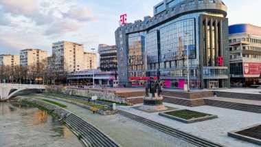Üsküp, Kuzey Makedonya City Scenery-Üsküp Kuzey Makedonya 'nın başkenti ve en büyük şehridir. Antik tarihin modernlikle buluştuğu, kültürel mirasın, canlı şehir hayatının ve doğal güzelliğin eşsiz bir karışımını sunduğu bir şehir.. 