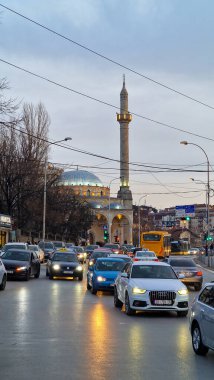 Priştine 'deki işlek cadde ve Kosova' da arkada İmparatorluk Camii görülüyor.