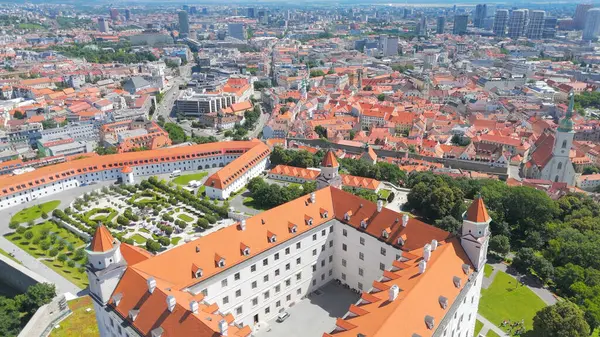 Bratislava Kalesi 'nin Hava Aracı Fotoğrafı. Slovakya 'nın başkenti Bratislava' da bulunan önemli ve tarihi bir simgedir. Tuna Nehri 'ne bakan bir tepenin üzerinde duran bu görkemli kale, şehrin en çok tanınan sembollerinden biridir..